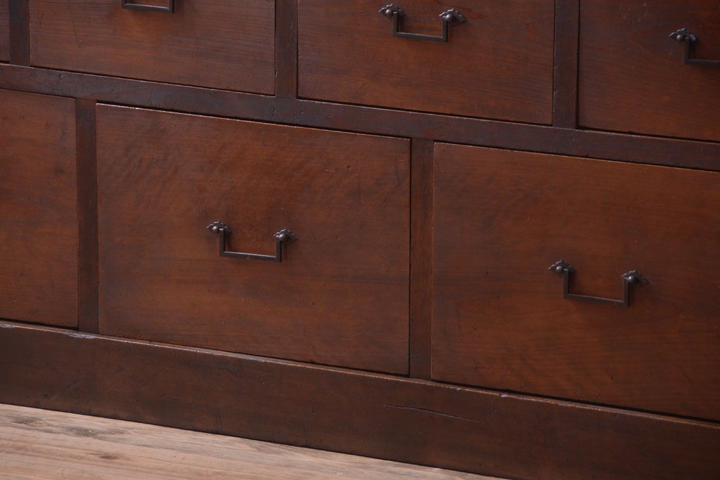 アンティーク家具　古民具・骨董　一本物　14杯引き出し付き!横桟引き戸の収納棚(水屋箪笥)