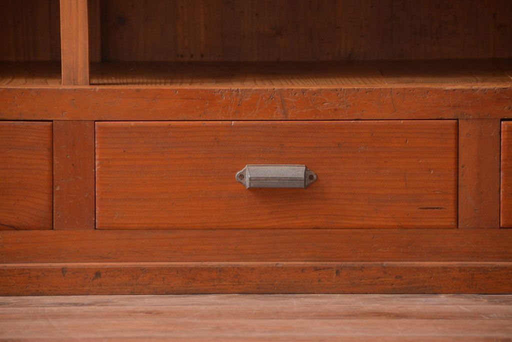 レトロ家具　昭和レトロ　引き出し付き!古い木のアンティーク横型飾り棚(本棚)