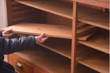 レトロ家具　昭和レトロ　引き出し付き!古い木のアンティーク横型飾り棚(本棚)