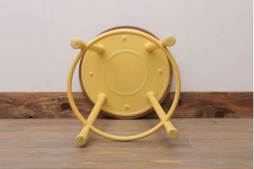 アンティーク雑貨　ビンテージ　イエローペイント鉄脚のかわいい丸スツール(1)
