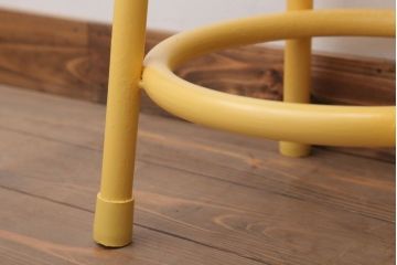 アンティーク雑貨　ビンテージ　イエローペイント鉄脚のかわいい丸スツール(椅子、チェア)(2)