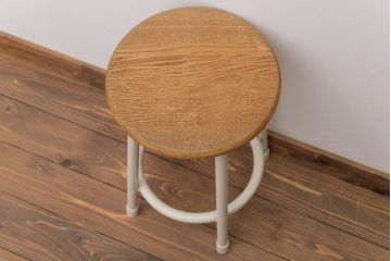 ヴィンテージ家具　ビンテージ　アイボリーペイント鉄脚のかわいい丸スツール(1)