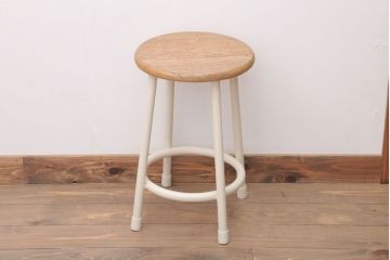 ヴィンテージ家具　ビンテージ　アイボリーペイント鉄脚のかわいい丸スツール(1)