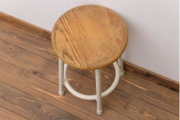 アンティーク雑貨　ビンテージ　アイボリーペイント鉄脚のかわいい丸スツール(椅子、チェア)(2)