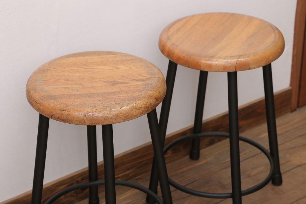 ヴィンテージ家具　ビンテージ　ブラックペイント鉄脚の丸スツール2脚セット
