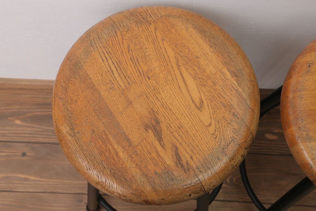 ヴィンテージ家具　ビンテージ　ブラックペイント鉄脚の丸スツール2脚セット