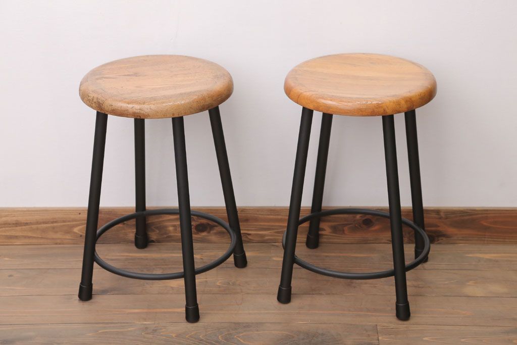 ヴィンテージ家具　ビンテージ　ブラックペイント鉄脚の丸スツール2脚セット