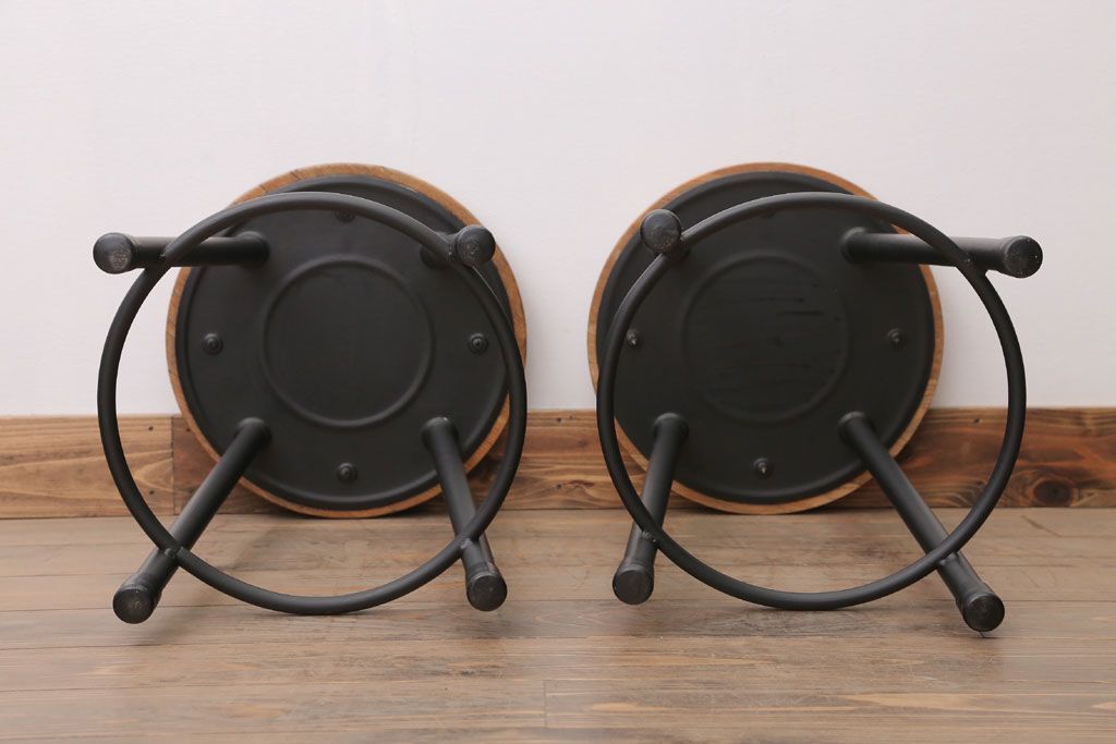 ヴィンテージ家具　ビンテージ　ブラックペイント鉄脚の丸スツール2脚セット