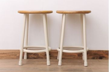 ヴィンテージ家具　ビンテージ　アイボリーペイント鉄脚の丸スツール2脚セット(椅子、チェア)(1)