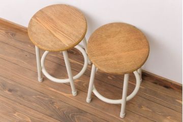 ヴィンテージ家具　ビンテージ　アイボリーペイント鉄脚の丸スツール2脚セット(椅子、チェア)(1)