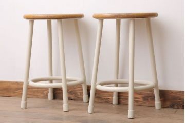ヴィンテージ家具　ビンテージ　アイボリーペイント鉄脚の丸スツール2脚セット(椅子、チェア)(1)