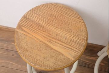 ヴィンテージ家具　ビンテージ　アイボリーペイント鉄脚の丸スツール2脚セット(椅子、チェア)(1)