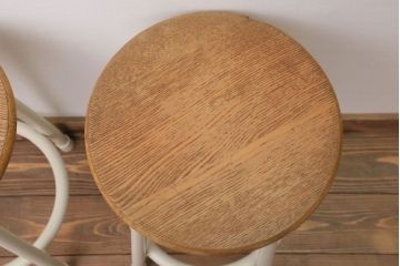 ヴィンテージ家具　ビンテージ　アイボリーペイント鉄脚の丸スツール2脚セット(椅子、チェア)(1)