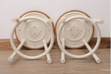 ヴィンテージ家具　ビンテージ　アイボリーペイント鉄脚の丸スツール2脚セット(椅子、チェア)(1)