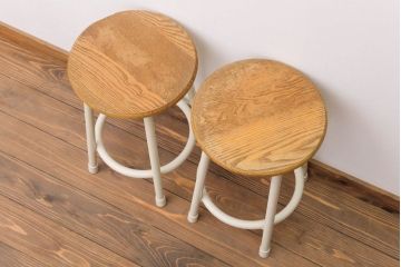 ヴィンテージ家具　ビンテージ　アイボリーペイント鉄脚の丸スツール2脚セット(2)