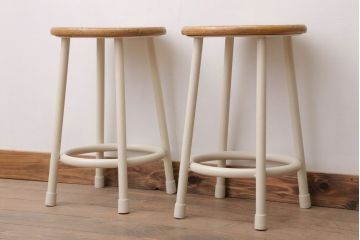 ヴィンテージ家具　ビンテージ　アイボリーペイント鉄脚の丸スツール2脚セット(2)
