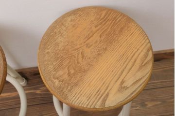 ヴィンテージ家具　ビンテージ　アイボリーペイント鉄脚の丸スツール2脚セット(2)