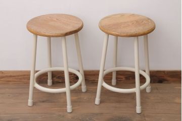 ヴィンテージ家具　ビンテージ　アイボリーペイント鉄脚の丸スツール2脚セット(2)