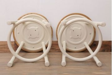 ヴィンテージ家具　ビンテージ　アイボリーペイント鉄脚の丸スツール2脚セット(2)