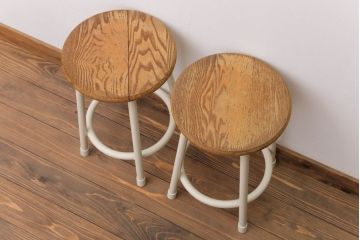 ヴィンテージ家具　ビンテージ　アイボリーペイント鉄脚の丸スツール2脚セット(3)