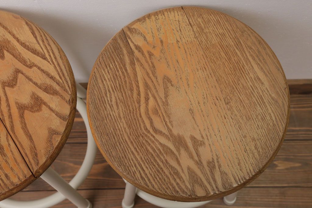 ヴィンテージ家具　ビンテージ　アイボリーペイント鉄脚の丸スツール2脚セット(3)