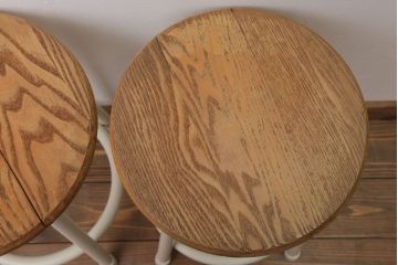 ヴィンテージ家具　ビンテージ　アイボリーペイント鉄脚の丸スツール2脚セット(3)