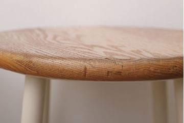 ヴィンテージ家具　ビンテージ　アイボリーペイント鉄脚の丸スツール2脚セット(3)