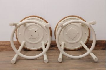 ヴィンテージ家具　ビンテージ　アイボリーペイント鉄脚の丸スツール2脚セット(3)