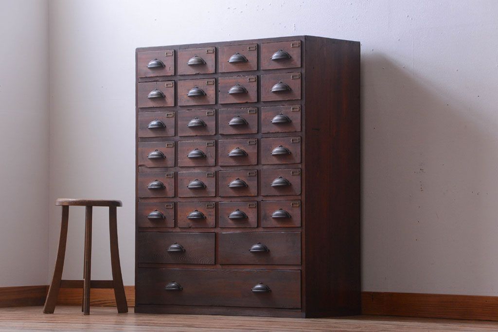 アンティーク家具　和製アンティーク　ネームプレート付き!古い木製の27杯ドロワー(引き出し)