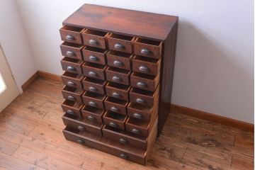 アンティーク家具　和製アンティーク　ネームプレート付き!古い木製の27杯ドロワー(引き出し)