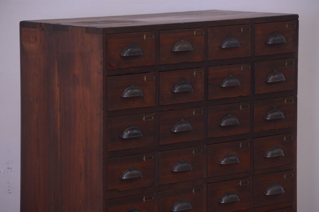 アンティーク家具　和製アンティーク　ネームプレート付き!古い木製の27杯ドロワー(引き出し)