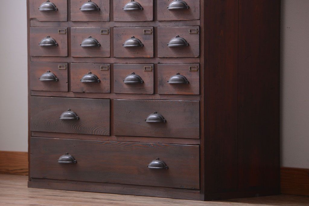 アンティーク家具　和製アンティーク　ネームプレート付き!古い木製の27杯ドロワー(引き出し)