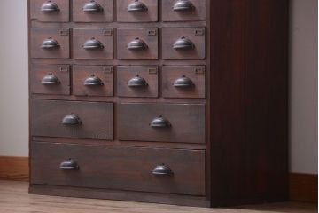 アンティーク家具　和製アンティーク　ネームプレート付き!古い木製の27杯ドロワー(引き出し)