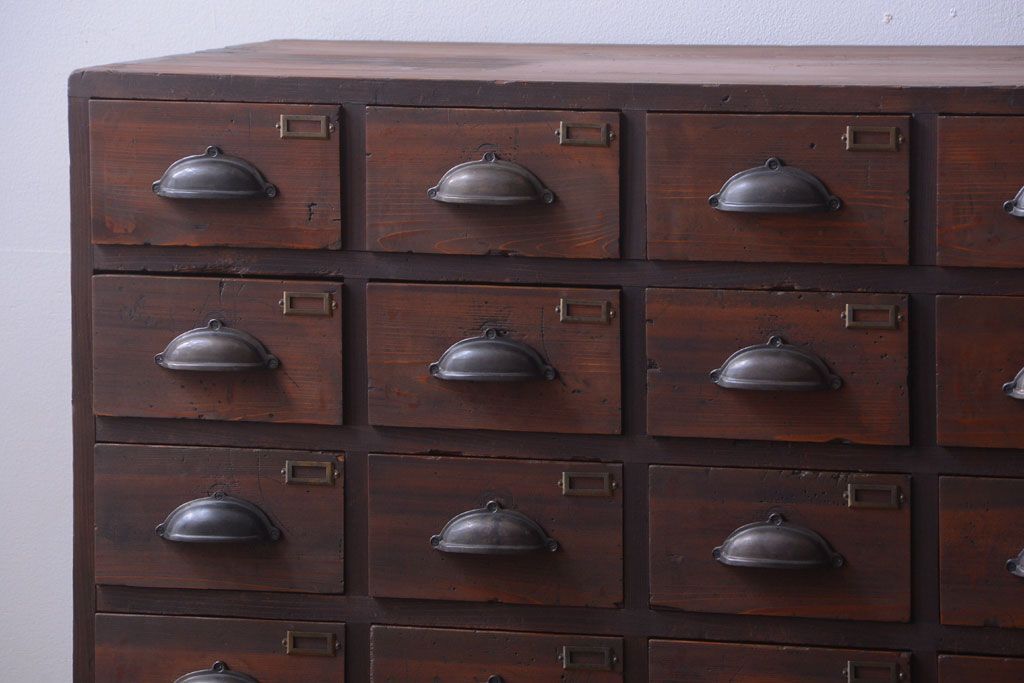 アンティーク家具　和製アンティーク　ネームプレート付き!古い木製の27杯ドロワー(引き出し)