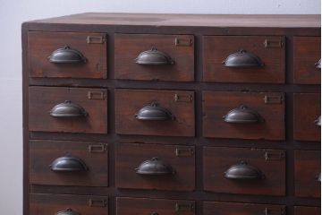 アンティーク家具　和製アンティーク　ネームプレート付き!古い木製の27杯ドロワー(引き出し)