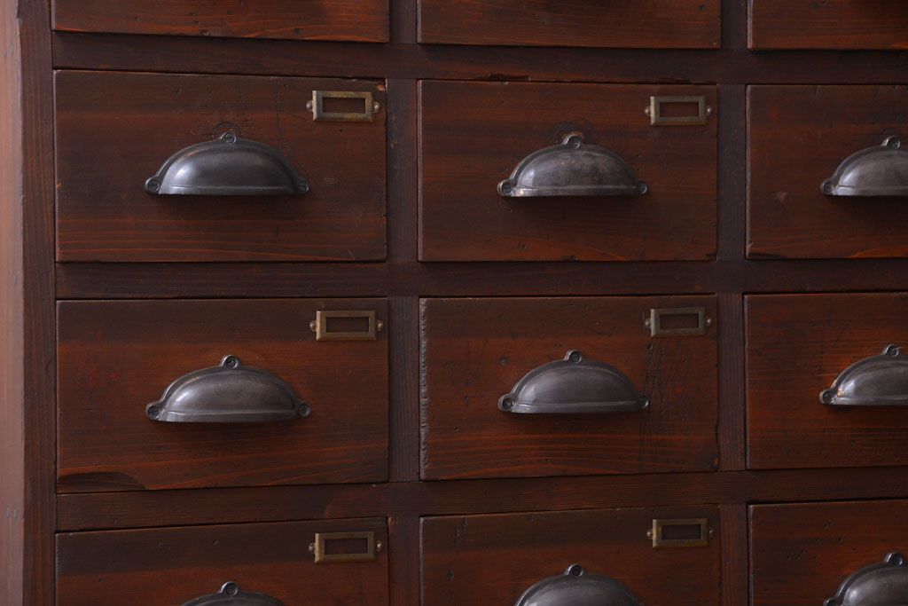 アンティーク家具　和製アンティーク　ネームプレート付き!古い木製の27杯ドロワー(引き出し)