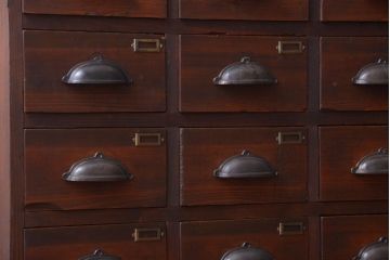 アンティーク家具　和製アンティーク　ネームプレート付き!古い木製の27杯ドロワー(引き出し)