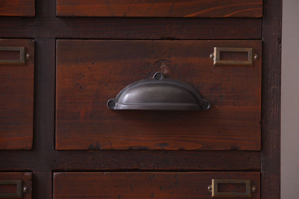 アンティーク家具　和製アンティーク　ネームプレート付き!古い木製の27杯ドロワー(引き出し)