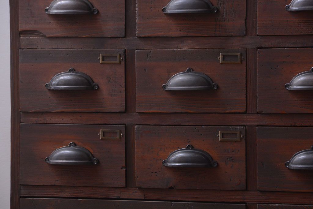 アンティーク家具　和製アンティーク　ネームプレート付き!古い木製の27杯ドロワー(引き出し)