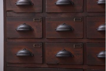 アンティーク家具　和製アンティーク　ネームプレート付き!古い木製の27杯ドロワー(引き出し)