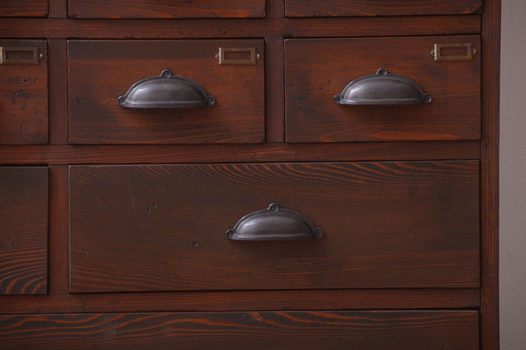 アンティーク家具　和製アンティーク　ネームプレート付き!古い木製の27杯ドロワー(引き出し)