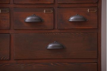 アンティーク家具　和製アンティーク　ネームプレート付き!古い木製の27杯ドロワー(引き出し)