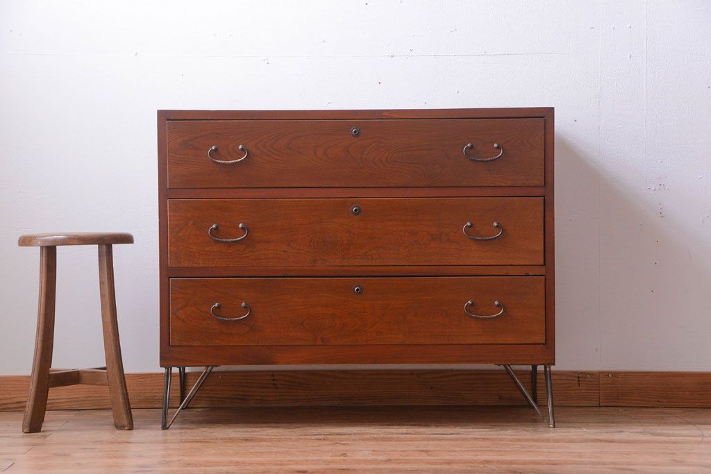 アンティーク家具　和製アンティーク　シンプルな衣装箪笥の鉄脚ローボード(ローチェスト)(2)