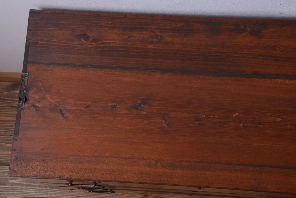 アンティーク家具　和製アンティーク　シンプルな衣装箪笥の鉄脚ローボード(ローチェスト)(2)