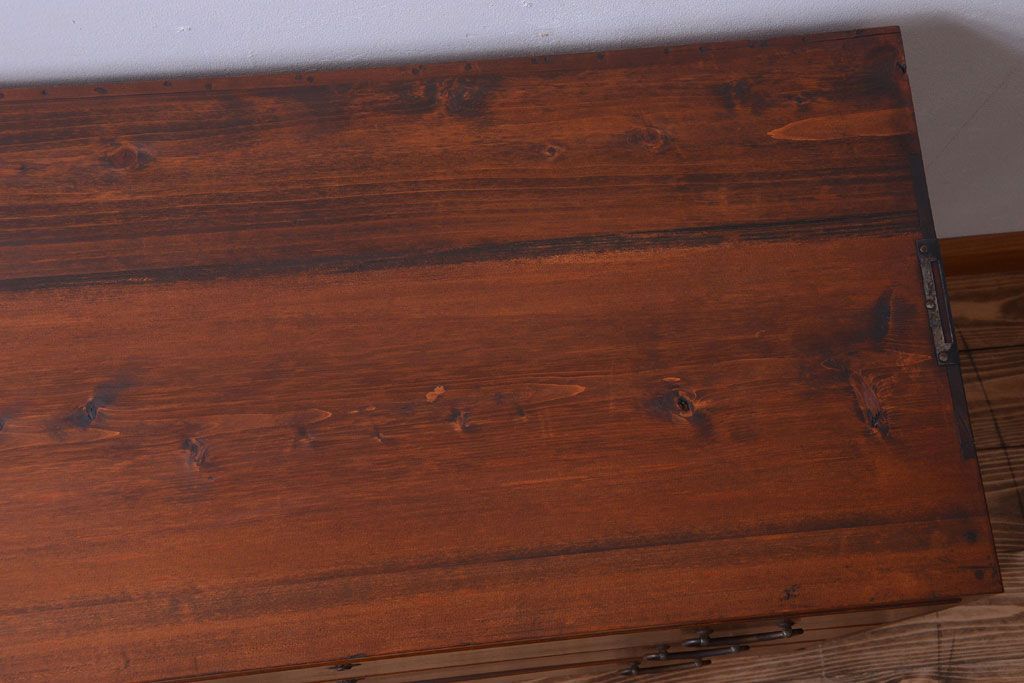 アンティーク家具　和製アンティーク　シンプルな衣装箪笥の鉄脚ローボード(ローチェスト)(2)