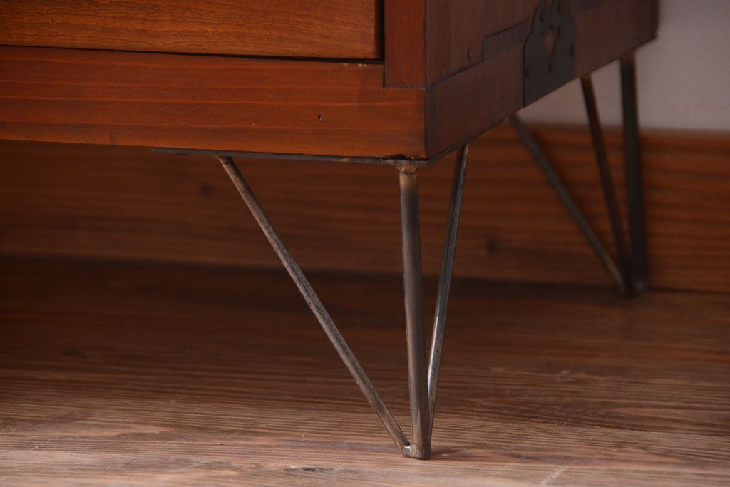 アンティーク家具　和製アンティーク　シンプルな衣装箪笥の鉄脚ローボード(ローチェスト)(2)