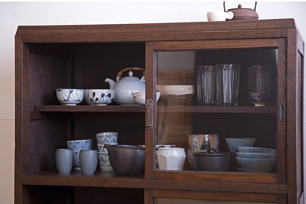 アンティーク家具　アンティーク　古い木が味わい深いシンプルな収納棚