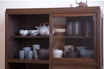 アンティーク家具　アンティーク　古い木が味わい深いシンプルな収納棚