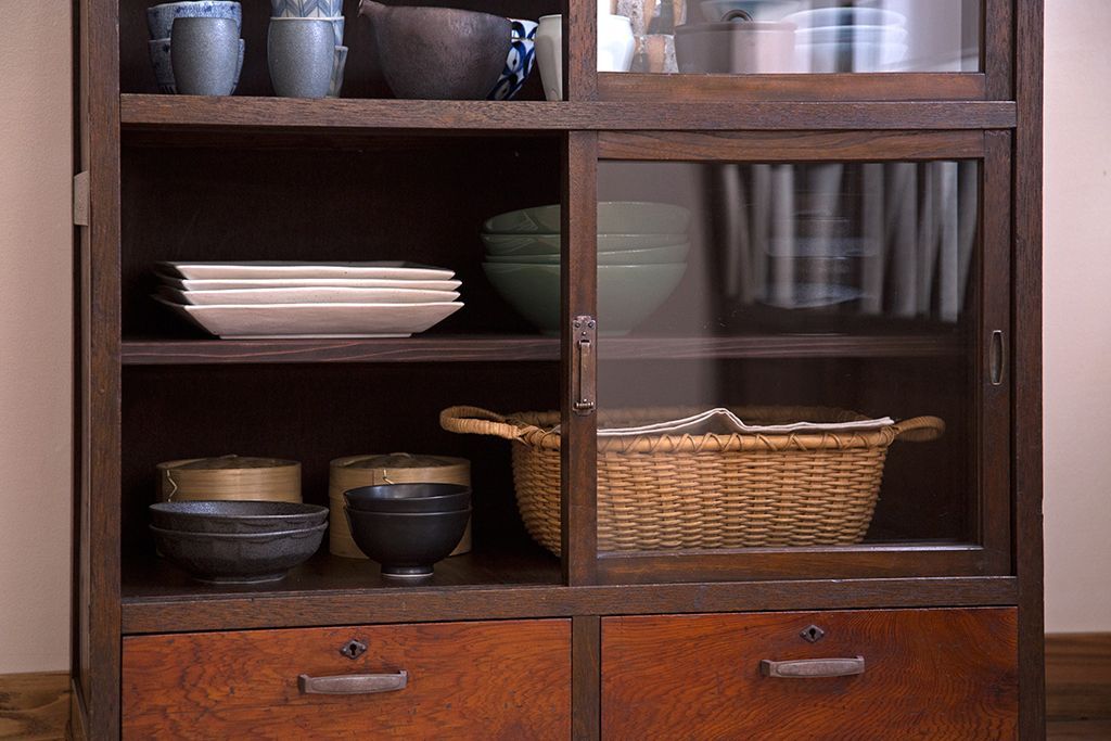 アンティーク家具　アンティーク　古い木が味わい深いシンプルな収納棚