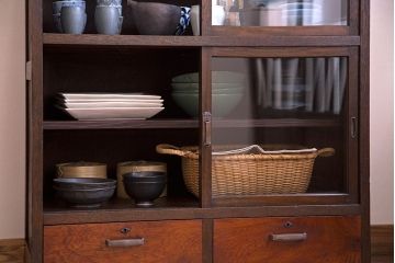 アンティーク家具　アンティーク　古い木が味わい深いシンプルな収納棚